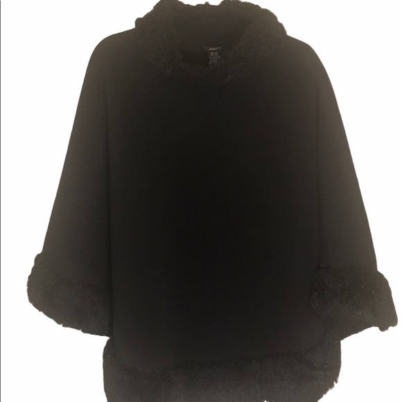 Argee Jackets & Blazers - EUC Ladies Poncho w/ Faux Fur One Size Fits Most